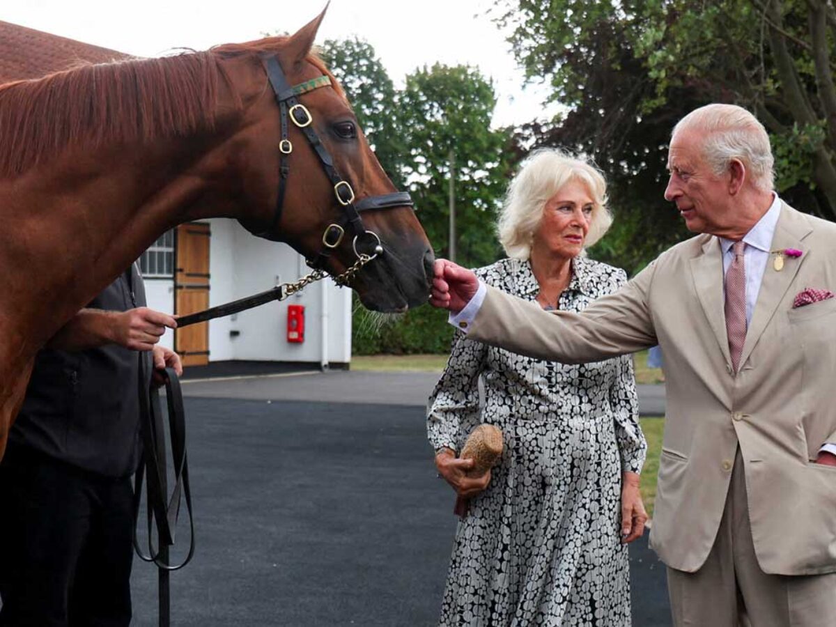 Charles III visite à Newmarket